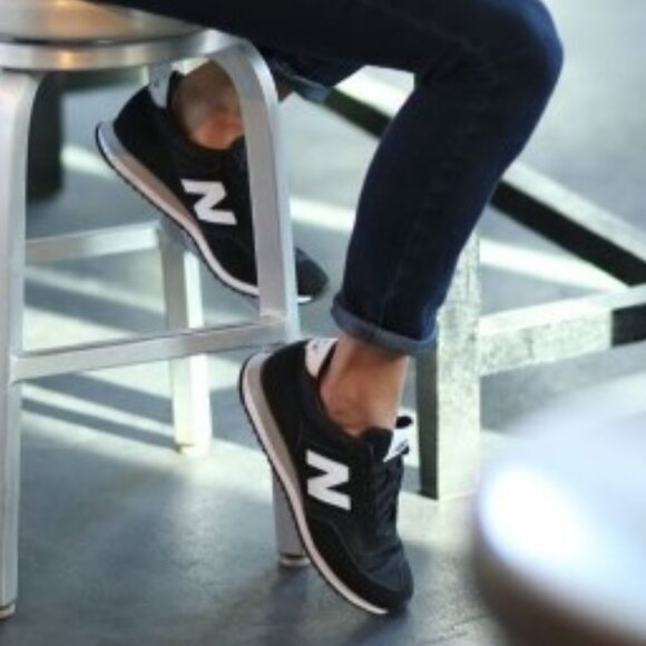 NWOT New Balance Women's 620 Classic Sneakers - Picture 3 of 9